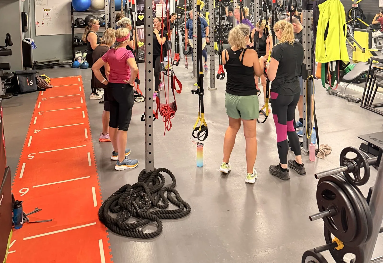 Gruppetime i TRX-sonen på Saltnes
