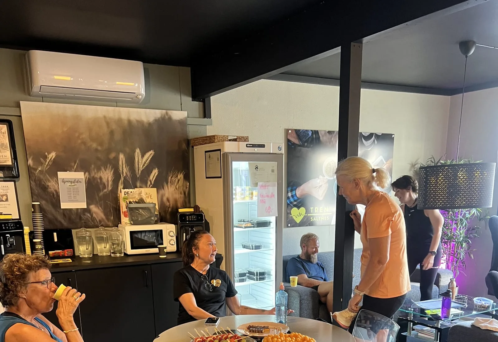 Den sosiale sonen: medlemmer rundt bordet med en kopp kaffe etter trening